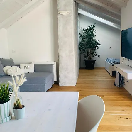 The Nest Between The Walls * Como