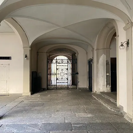 Apartment The Nest Between The Walls Como