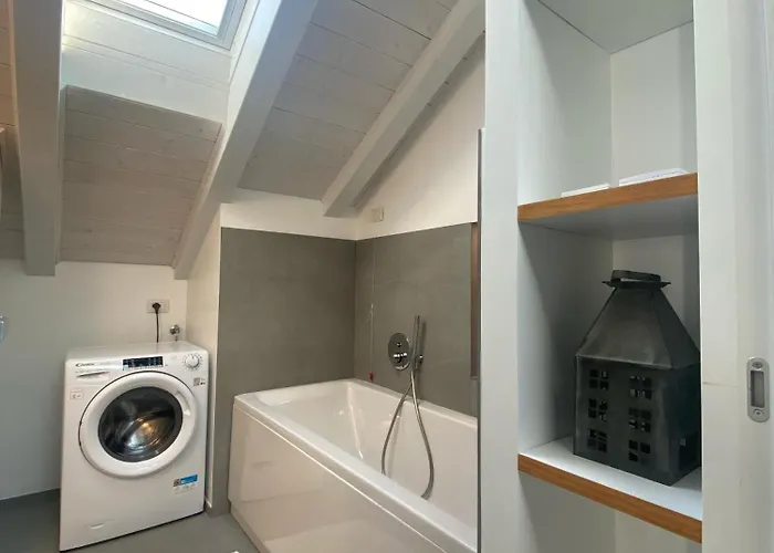 The Nest Between The Walls * Como