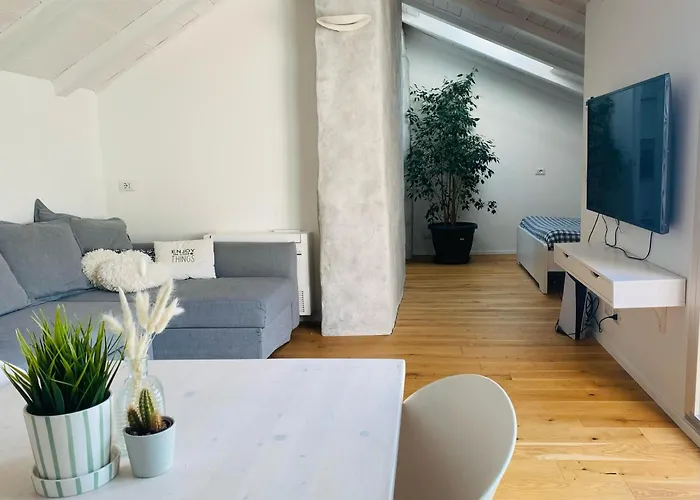 The Nest Between The Walls * Como