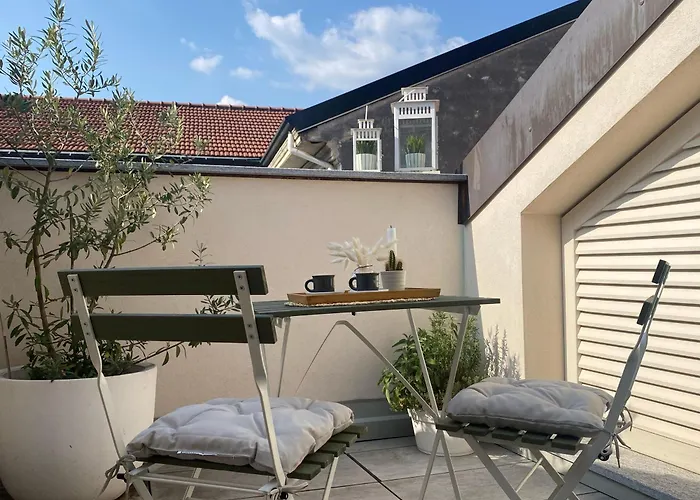 The Nest Between The Walls Como